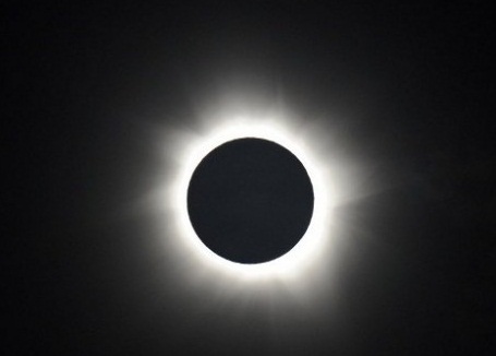 الأرض ستشهد كسوفا نادرا للشمس يوم غد