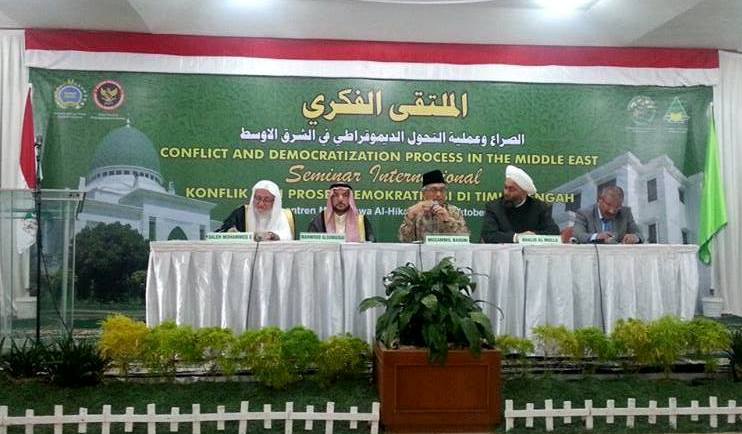 رئيس ديوان الوقف الشيعي يشارك في الندوة التي أقيمت في معهد الحكمة للدراسات الإسلامية في جاكارتا