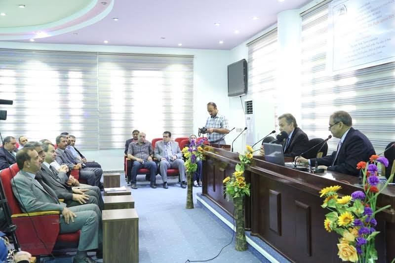 صحفي امريكي يتحدث في جامعة الكوفة عن سياسة الولايات المتحدة في العراق بعد عام 2003