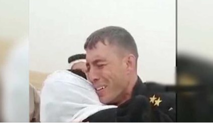 شاهد.. ضابط عراقي يتفاجأ بعائلته وسط فارين من الموصل!