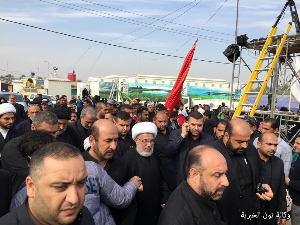 بالصور ممثل المرجع السيستاني يشارك القادمين الى كربلاء مسيرتهم