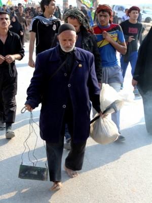 بالصور: زائر ايراني في طريقه ماشيا يبخر طريق الزائرين بالرائحة العطرة