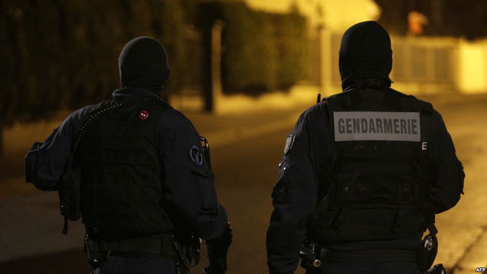 مسلح يحتجز عددا من الأشخاص في باريس