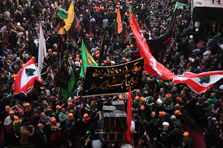 6000 لبناني يجوبون شوارع كربلاء بأعلام بلادهم ويهتفون للحسين في اربعينيته +صورة