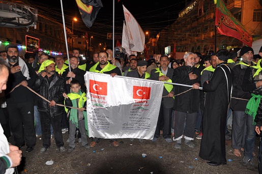 الاتراك يجوبون شوارع كربلاء رافعين اعلام بلادهم معزين بذكرى اربعينية الامام الحسين (مصور)