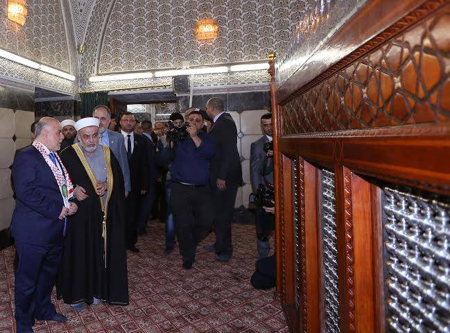 بالصور :رئيس وزراء العراق يشارك باحتفالات الاعظمية ويزور مراقد الكاظميين وابو حنيفة