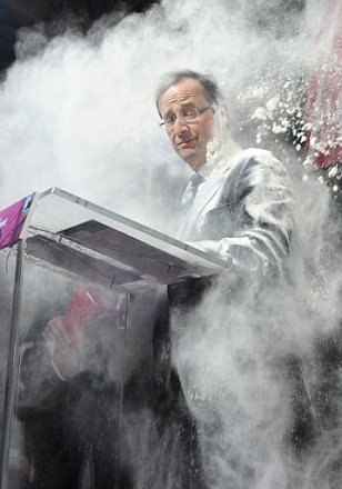 هجوم بالطحين على مرشح للانتخابات الرئاسية الفرنسية