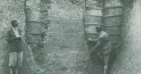 شبكات الصرف الصحي في مدينة أور الأثرية ٢٦٠٠ قبل الميلاد أي حوالي قبل ٤٤٠٠