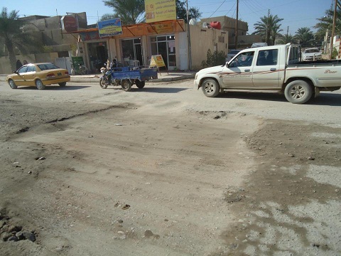 كربلاء :حفرة وسط الشارع وامام انظار المسؤولين تتسبب في حوادث بمنطقة حي المعلمين (مصور)