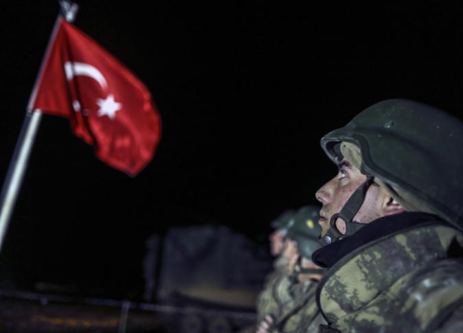 القوات التركية ترفع العلم التركي في نينوى