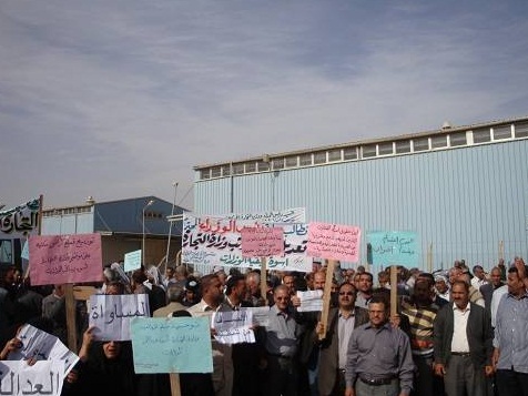موظفو الشركة العامة للمواد الغذائية في كربلاء يعتصمون ويهددون بالاضراب اذا لم تنفذ مطالبهم (مصور)