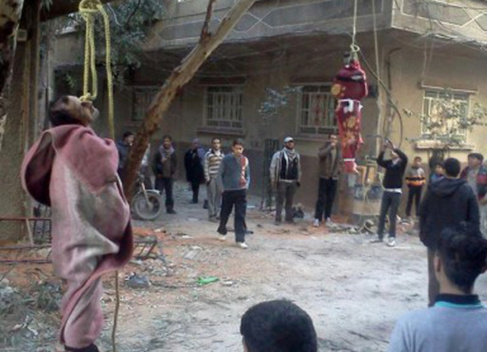 مسلحون يعدمون فلسطينيين شنقا في اليرموك بتهمة التعاون مع السلطات السورية+صورة