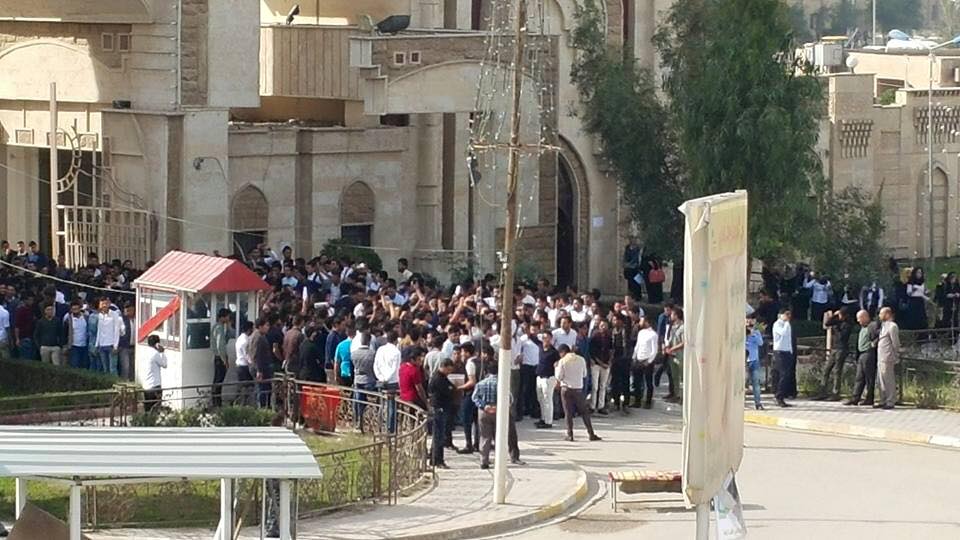 بالصور: تظاهرت غاضبة لطلبة جامعة كربلاء امام مبنى الجامعة