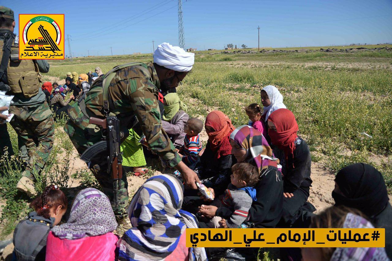 بالصور: الحشد الشعبي يخلي عشرات العوائل المحتجزة لدى داعش بعمليات نوعية وينقلها الى مناطق آمنة