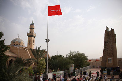 راية قبة الإمام الحسين ترفرف في مسجد خطوة الإمام علي بمحافظة البصرة وسط احتفال كبير(مصور)