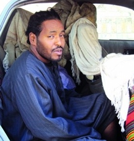 سعودي يتخذ من سيارته منزلاً !!