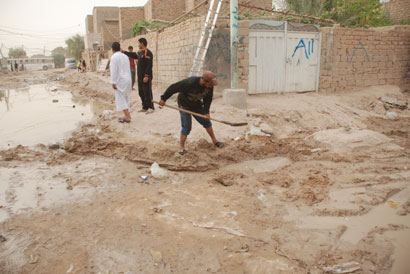 تقرير مصور عن معاناة مواطنين في كربلاء بسبب الحفر العشوائي للشركات المنفذة لاحد المشاريع