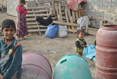 في كربلاء:قرية ذات بناء عشوائي تشكو من سوء الخدمات وتطالب زيارة المسؤولين اليها (مصور)