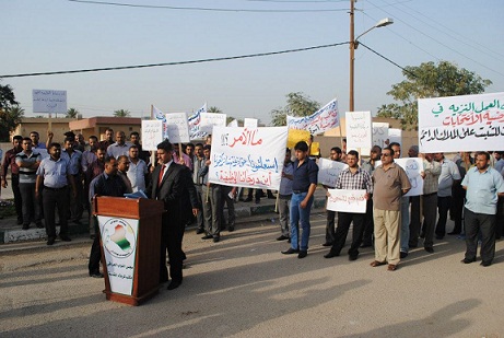 موظفو مراكز التسجيل التابعة لمفوضية الانتخابات مكتب كربلاء يتظاهرون امام مكتب مجلس النواب