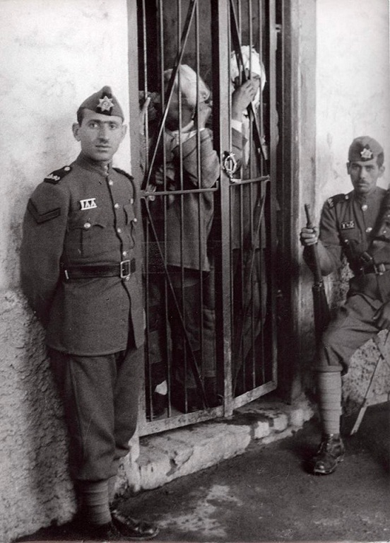 صورة ارشيفية لموقف وحوله حراس يعود للعهد الملكي