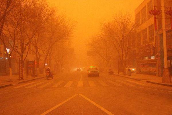 بالصور.. عاصفة رملية عنيفة تضرب شمال الصين وتغمر أحد مدنها بالرمال