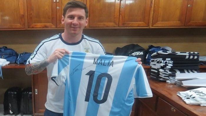 ميسي يهدي قميصه لإبنتي أوباما