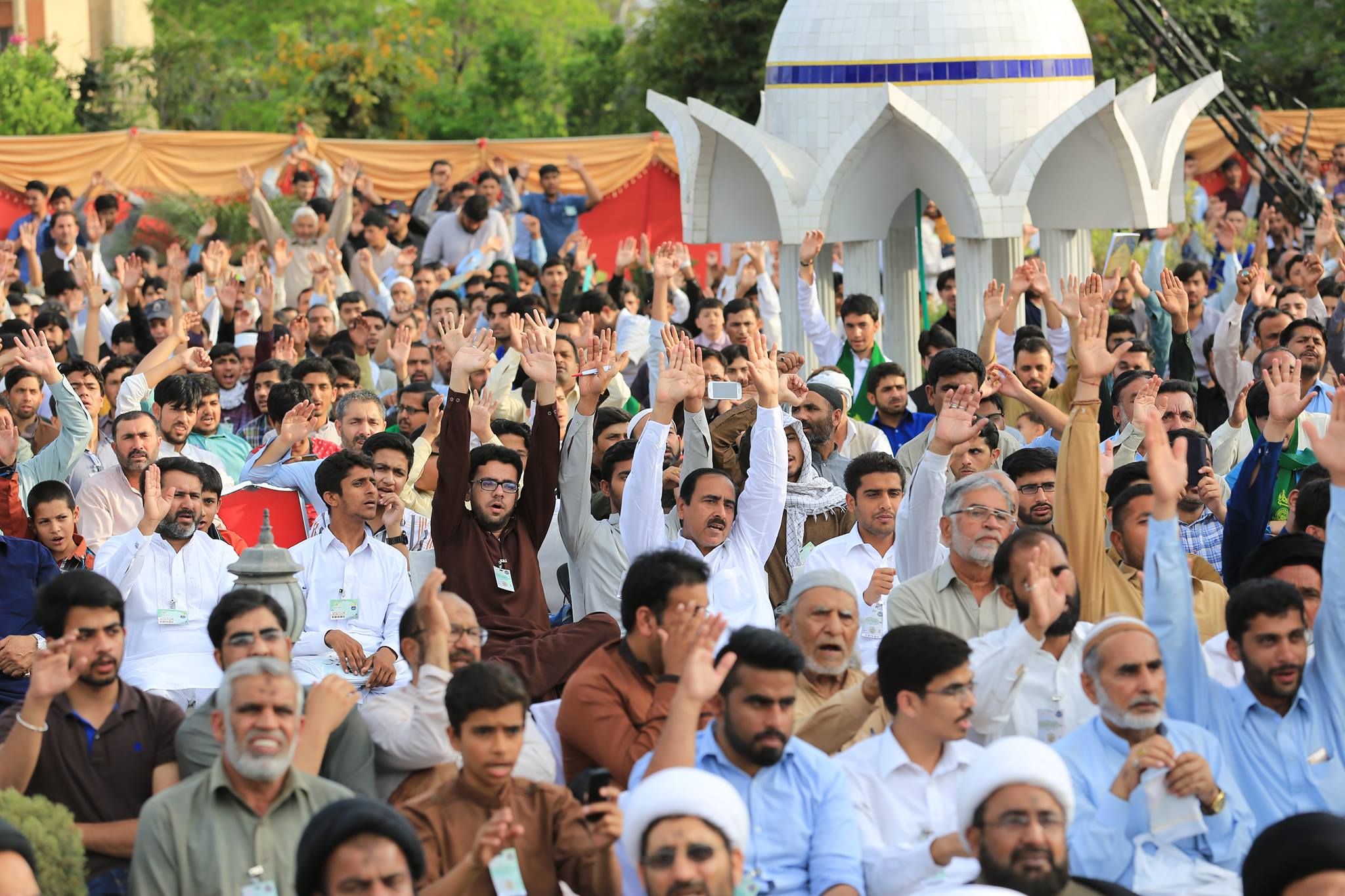 بالصور:الباكستانيون يودعون "نسيم كربلاء"  الى العام القادم