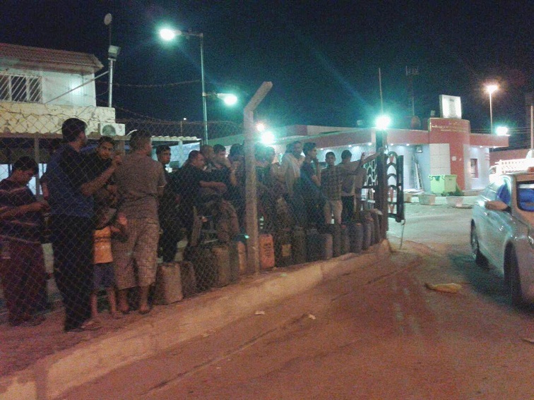 الكربلائيون يتوافدون على محطات تعبئة الوقود بسبب انطفاء التيار الكهربائي (مصور)