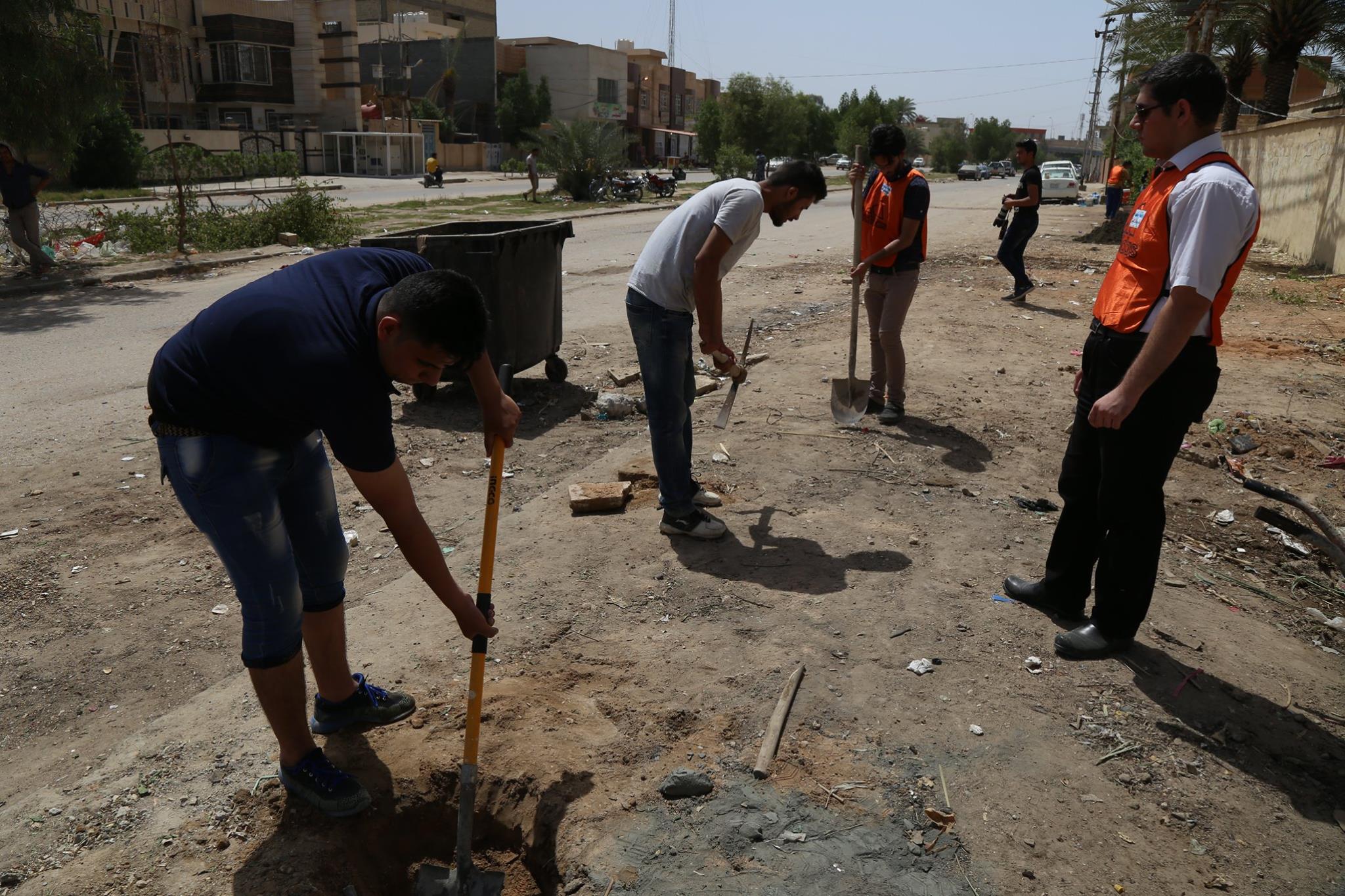 " فزعة تطوعية " هكذا بدات احدى التجمعات بنشاطها لتزيين وتنظيف مدرسة ابتدائية بكربلاء(مصور)