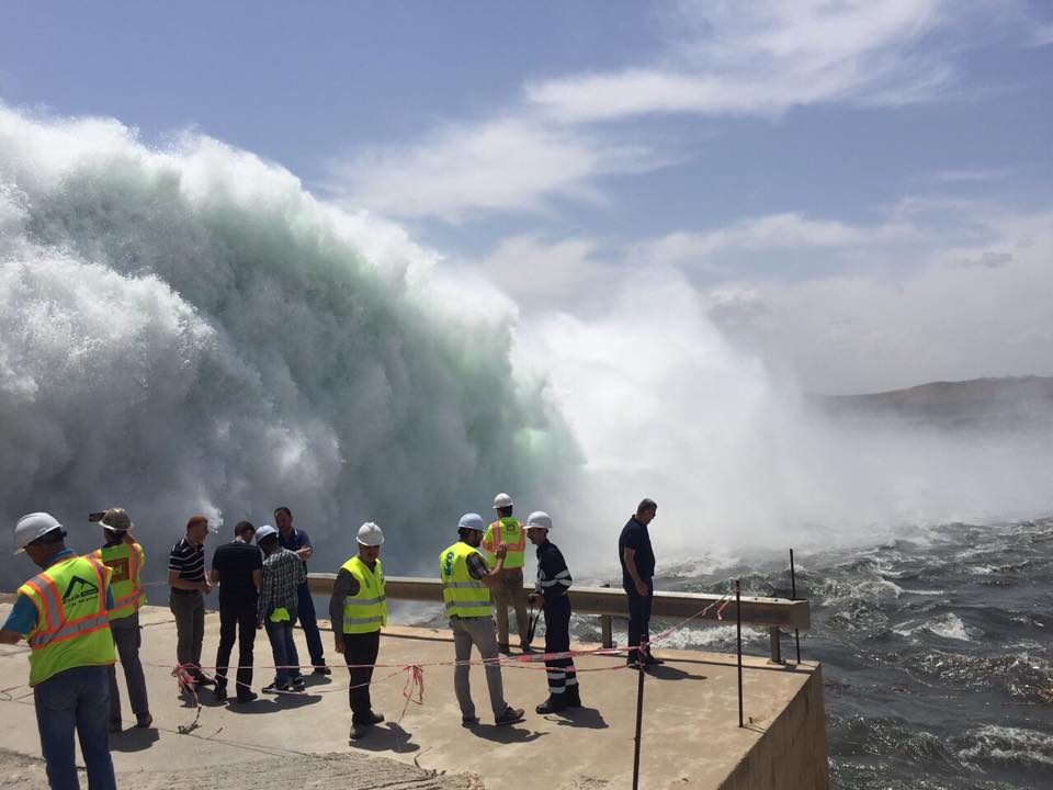 بالصور: العراق يفتح احدى بوابات سد الموصل المغلقة منذ 12 عاماً