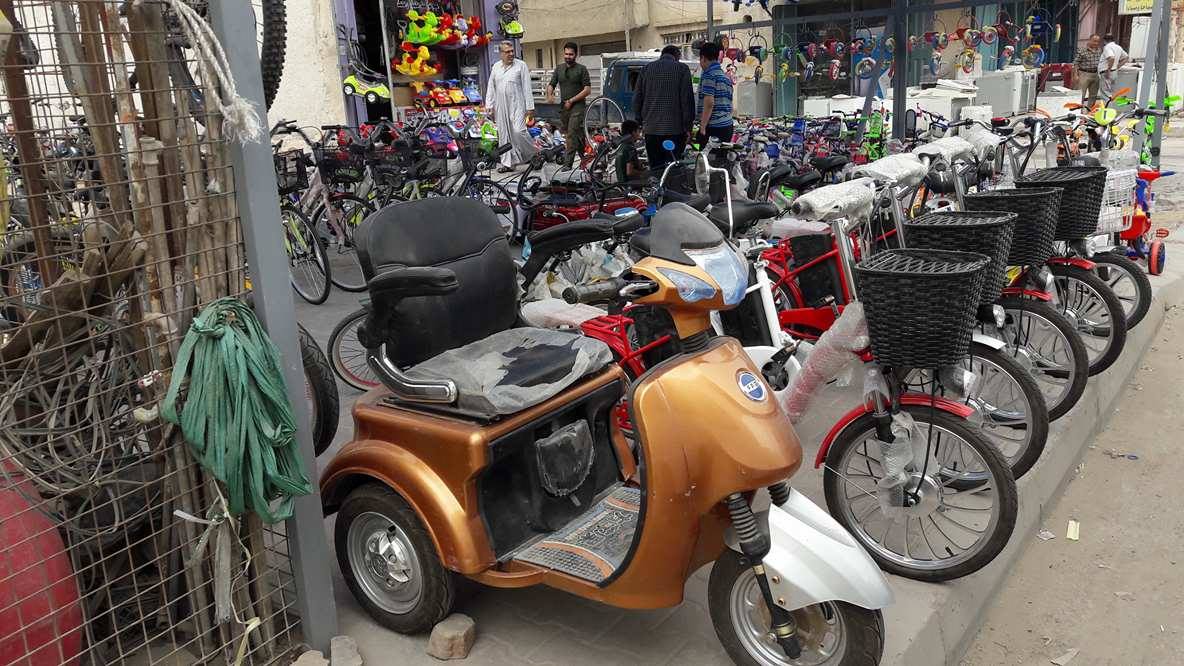 بالصورة :اصحاب المحال يستغلون الارصفة لصالحهم الخاص في كربلاء