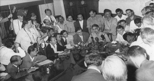 صورة نادرة لاول مؤتمر صحفي للزعيم عبد الكريم قاسم  في  أول أيام الجمهورية