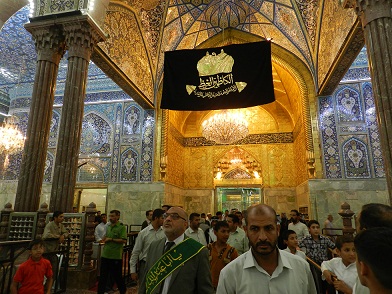 العتبة الحسينية ترفع راية  قبة الامام الكاظم في صحنها الشريف ايذانا بذكرى استشهاده(مصور)