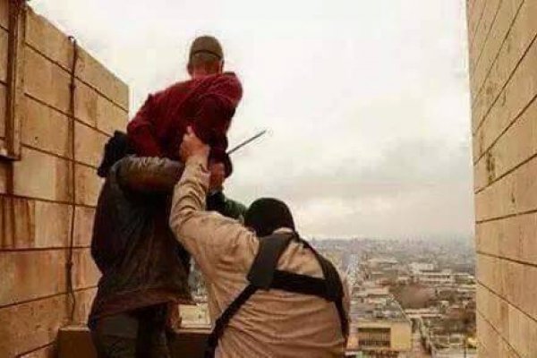 تنظيم ‫‏داعش‬ يلقي ثلاثة اشخاص من سطح بناية بالموصل