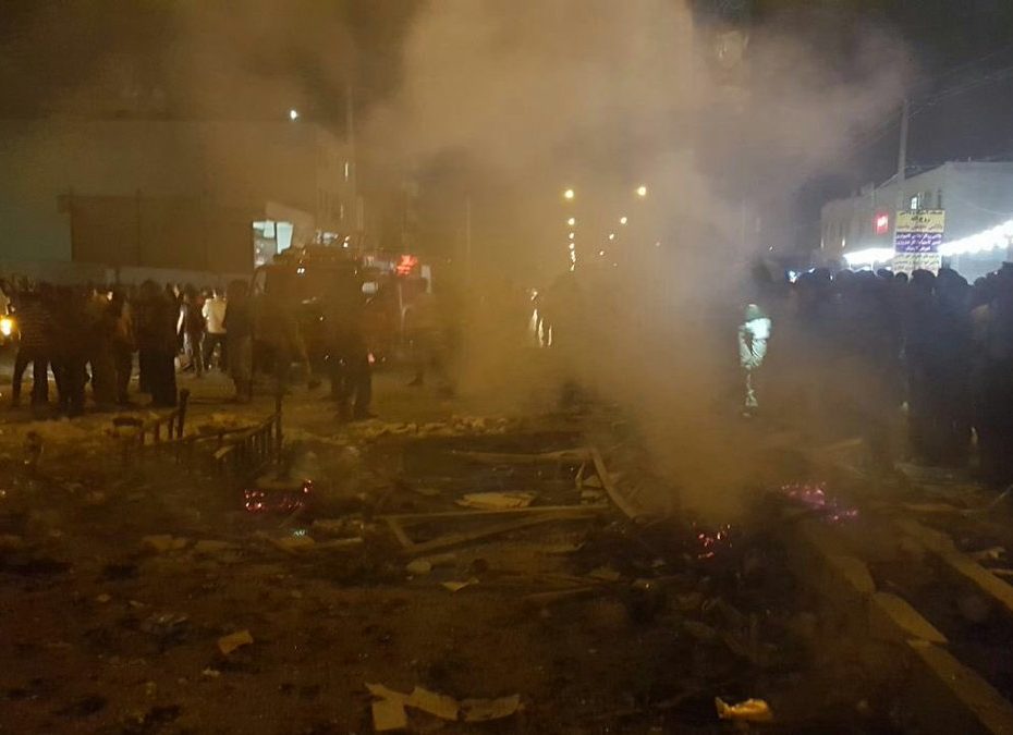 بالفيديو: عشرات الجرحى بتفجير مدينة شيراز الايرانية