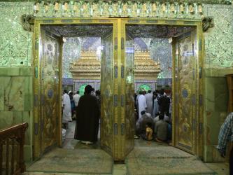 كوادر العتبة العلوية المقدسة تكمل تركيب بابين ذهبيين من جهة الرأس الشريف