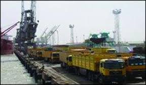 البصرة :ميناء ابو فلوس يستقبل 9 بواخر تجارية