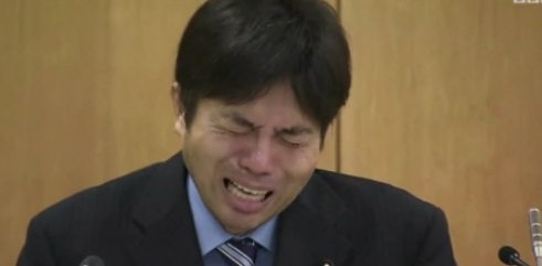 بالصورة :سياسي ياباني ينوح ويبكي بعد تلميحات بتبديده المال العام