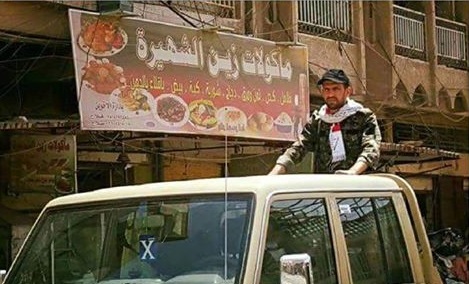 شاهد لحظة دخول شقيق الشهيد مصطفى العذاري الفلوجة وصعوده على الجسر الذي اعدم عليه شقيقه