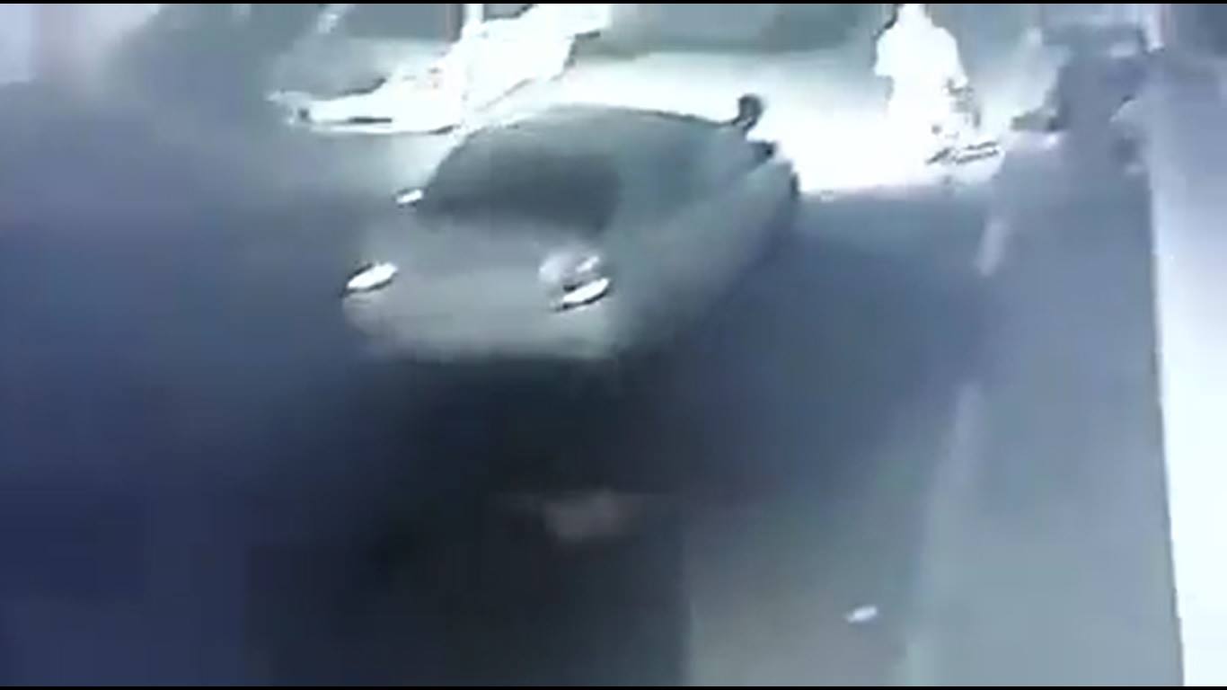 بالفيديو: مسلحون يقومون بسرقة امرأة ودهسها عمدا في منطقة التايمز سكوير في محافظة البصرة