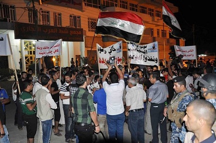 بالصور:المئات يتظاهرون إمام الفندق الذي يقيم فيه وزير الكهرباء في البصرة