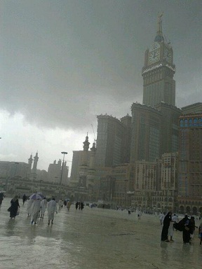 بالصور :هطول امطار غزيرة على الحرم المكي تلطف أجواء المدينة في الجمعة الأخيرة من شهر رمضان