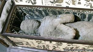 صبي يعثر على "مومياء" في منزل جدته