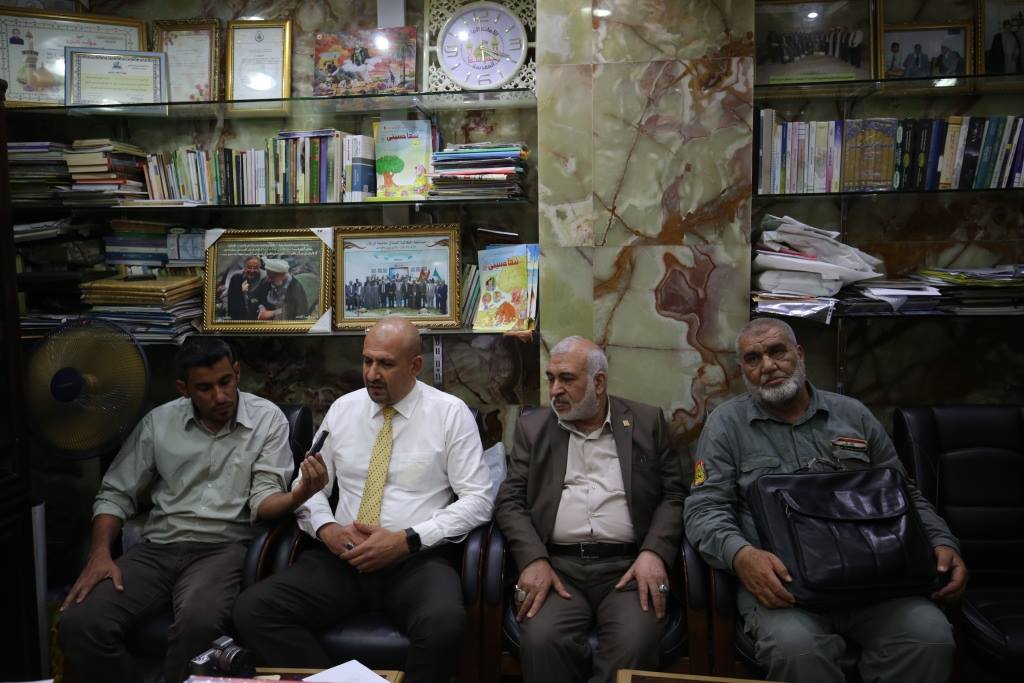 بعد ان تطرقت المرجعية الدينية الى قصته مكتب رئيس الوزراء يتفقد اسرة الشهيد خالد حمزة