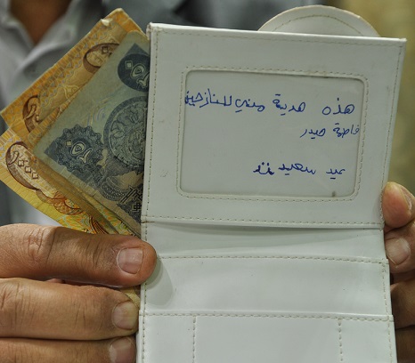 بالصور :طفلة تتبرع بما وفرته من نقود الى النازحين في كربلاء