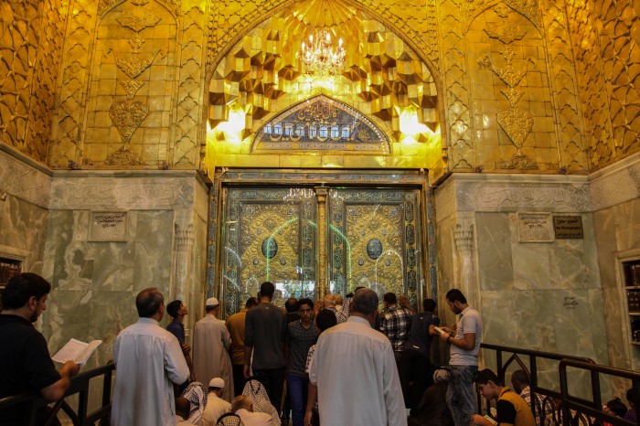 شاهد بالصور: العراقيون عند الابواب المطهرة لمرقد الامام الحسين عليه السلام