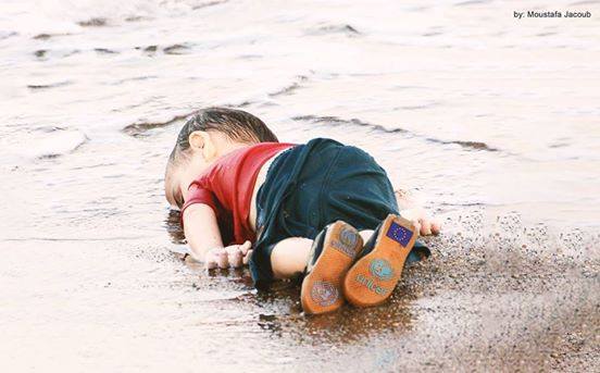 من هو الطفل الغريق الذي فجعت صورته العالم؟