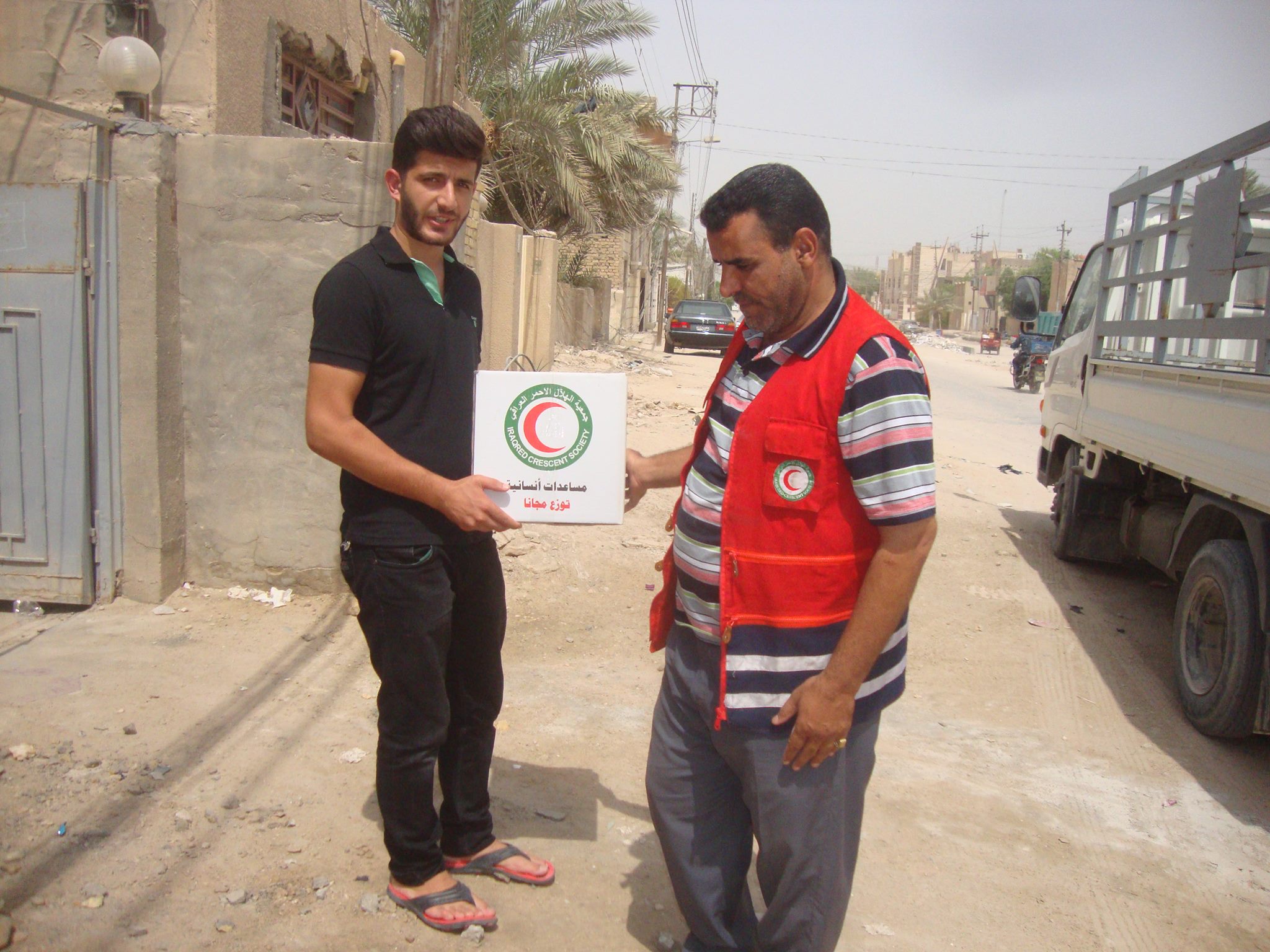 كربلاء:جمعية الهلال الاحمر توزع سلات غذائية على عوائل شهداء الحشد الشعبي