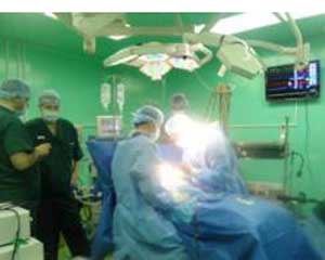 فريق طبي امريكي متحصص بجراحة الاطفال يصل الى مدينة النجف الاشرف