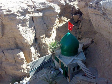 في صحراء كربلاء قطارة الإمام علي (ع) . . . وراهب الدير